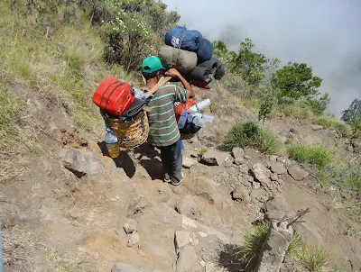 Para pendaki harus lincah menuruni lereng kawah ke danau Segara Anak, kemiringan kawah dari 20 derajat hingga 70 derajat, Gunung Rinjani