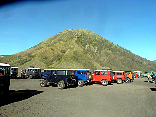 Parkiran Hardtop dengan latar Gunung Batok