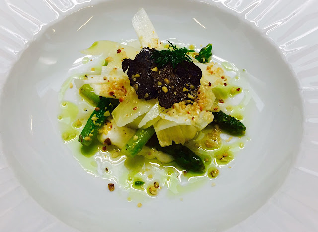 Asparagi cotti e crudi con crema di parmigiano reggiano dop e tartufo