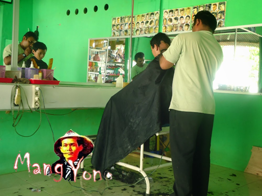  Potong  Rambut  di  salon dekat Kantor Desa Bendungan Kec 