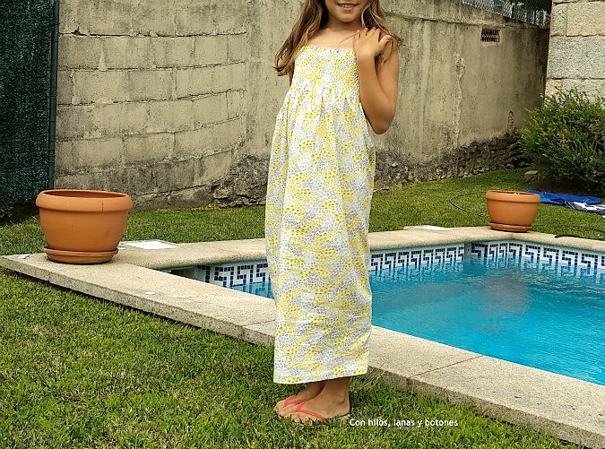 Con hilos, lanas y botones: vestido fruncido con hilo elástico