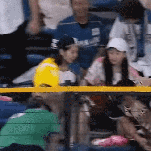 Akiyama Mao mostra calcinha em jogo de baseball