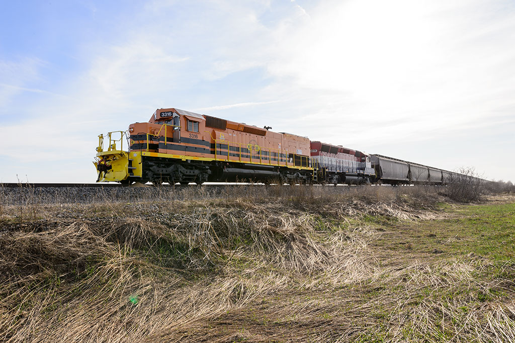 Locomotives CFE 3316 and TPW 4056