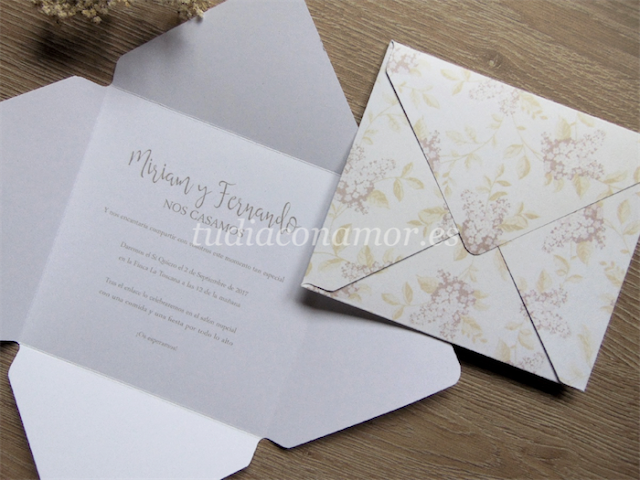 Sobre estampado de flores Invitación rústica vintage con estampado de flores en forma de sobre