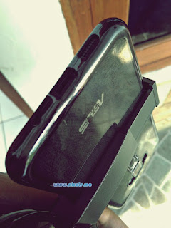 Holder pada iPega PG-9062S bisa disesuaikan dengan lebar smartphone Holder pada iPega PG-9062S bisa disesuaikan dengan lebar smartphone