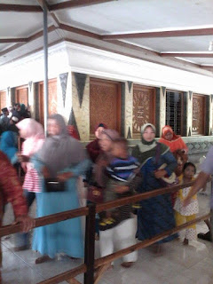 Banyak peziarah akan masuk ke dalam ruangan Makam Sunan Kalijaga