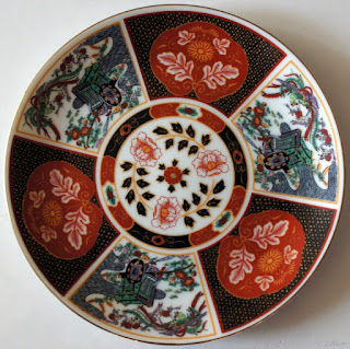 Ett stort fat i Imari-stil och tre väggfat ca 90-tal.