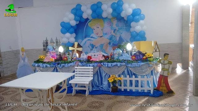 Decoração de festa de aniversário Cinderela - Mesa luxo forrada com tecido Decoração luxo Cinderela para festa de aniversário