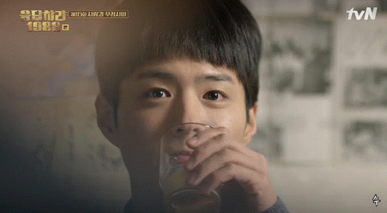 [응답하라1988] 정환이 눈빛 알아챈 택이.gif | 인스티즈