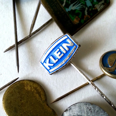 Vintage enamelled tie pin with the word 'klein' on it.