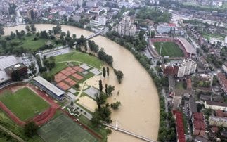 Πνίγηκαν Σερβία-Βοσνία από τις βροχές