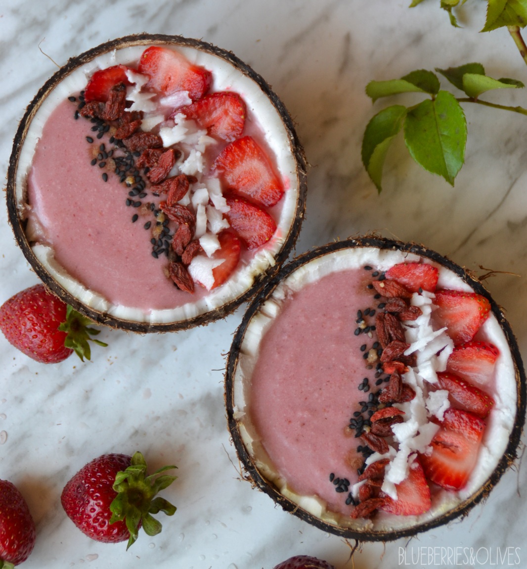 STRAWBERRY AND COCONUT SMOOTHIE BOWL  