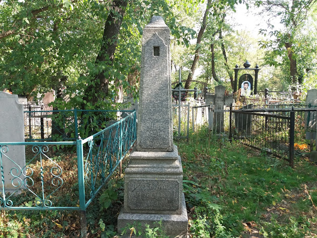 Могила Дмитра та Євдокії Саніних (Крюківське кладовище, Кременчук) © Oleh Kushch, CC-BY-SA-4.0