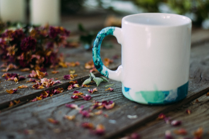 Decora una taza con esmalte de uñas