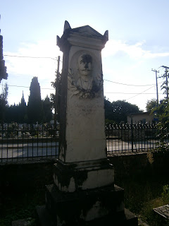 το ταφικό μνημείο του Αλέξανδρου Καζαντζή στα Ιωάννινα