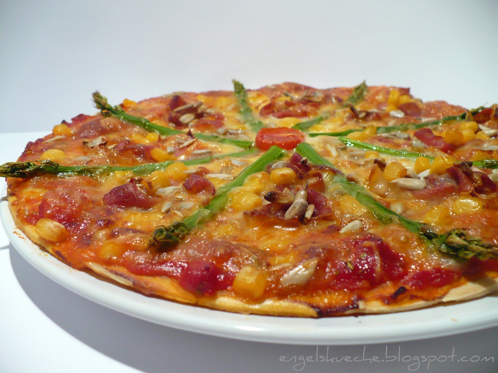 Essen aus Engelchens Küche: Pizza mit grünem Spargel, Parma-Schinken ...