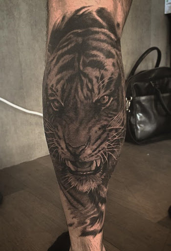 Selvagem e poderoso. Feroz e elegante. Estas são as palavras que podem descrever tigres. Para obter este maravilhoso tatuagem é a melhor maneira de associar-se com esses grandes felinos.