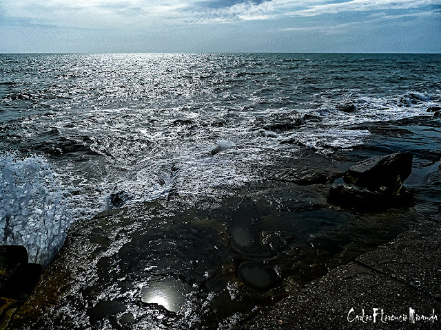 Ojo de Luna. Fotografía artística del mar junto a las rocas.