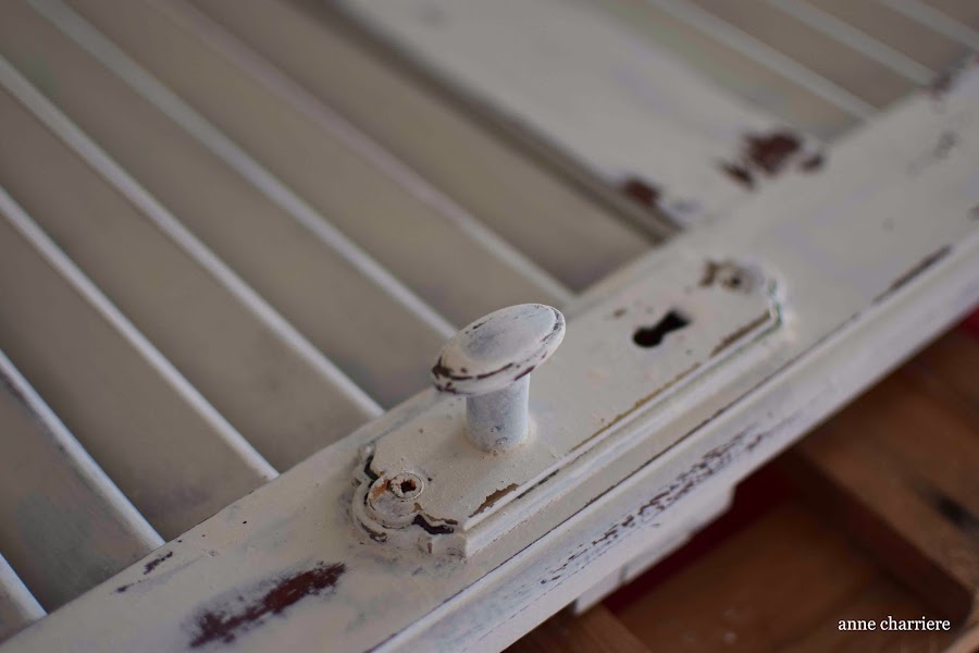 www.annecharriere.com, pintar contraventana, pintura de leche, homestead house milk paint, efecto chippy, madera, barniz,