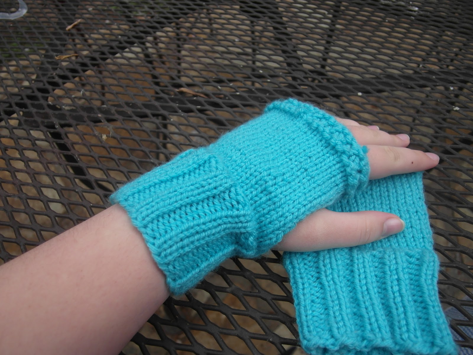 To Live A Life Amelia Fingerless Gloves Pattern
