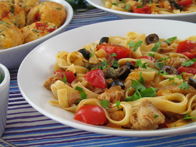 Паста с курицей, томатами и маслинами