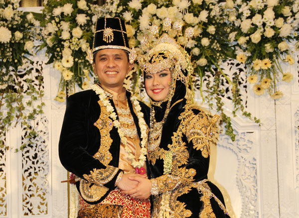 baju pengantin oki setiana dewi