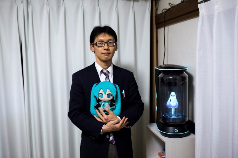 Kecewa pada Wanita, Akhirnya Pria Ini Menikahi Gadis Hologram Kecewa pada Wanita, Akhirnya Pria Ini Menikahi Gadis Hologram