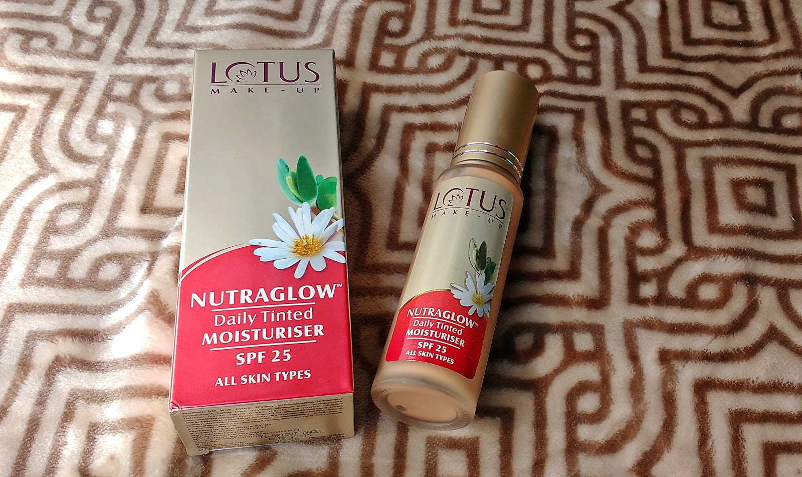 Lotus Herbals Nutraglow Daily Tinted Moisturiser SPF 25 Review (Bright