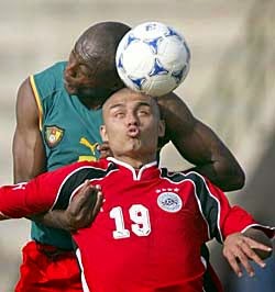 Nicolas De La Cruz of River Plate, left, looks as Walter Bou of Velez  Sarsfield heads the ball during a Copa Libertadores round of sixteen,  second leg soccer match at Monumental stadium