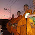 ชื่นชมหนูน้อยเมืองคอนวัย 2 ขวบยืนตักบาตรตอนเช้ามืดคนเดียว