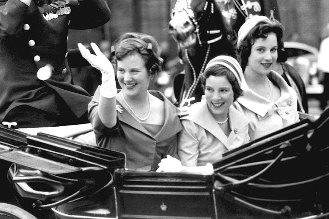 2-La-princesse-Anne-Marie-de-Danemark-avec-ses-grandes-soeurs-en-1960.jpg