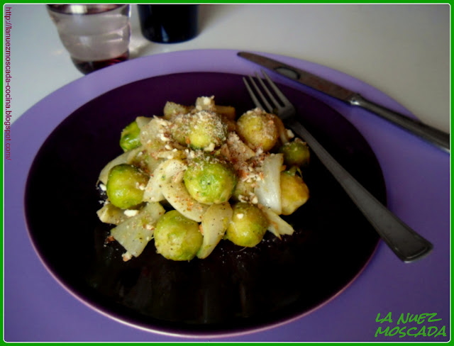 cavoletti e finocchi con granella di mandorle e nocciole - hinojo y coles de bruselas con almendras y avellanas picadas