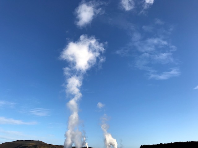 湯煙がたつアイスランドのブルーラグーン
