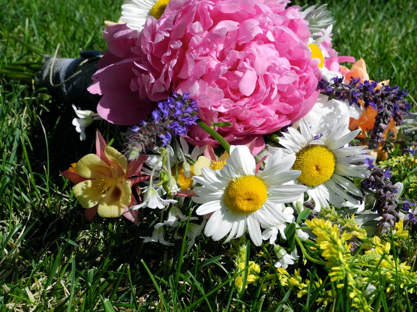The Flower Girl Blog: garden and wildflower themed florals