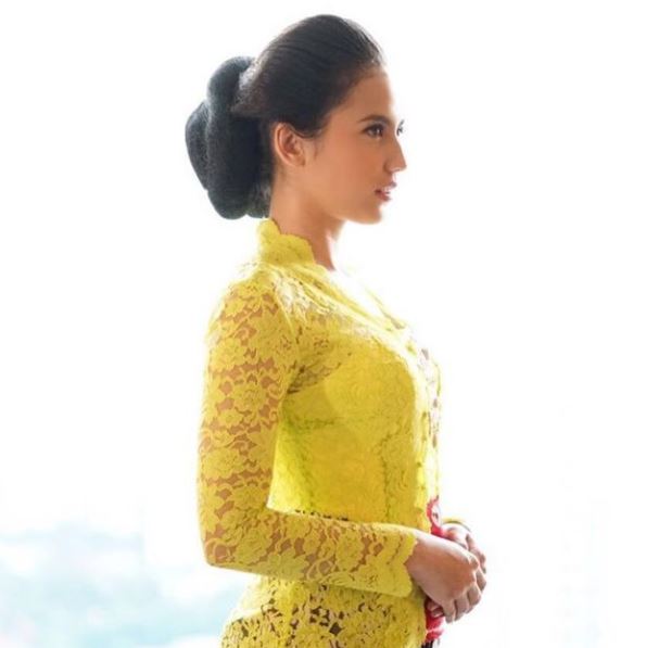 Model Baju Kebaya Pevita Pearce Warna Kuning Transparan Artis Cantik dan Anggun Bersanggul Model Baju Kebaya Pevita Pearce Warna Kuning Transparan Artis Cantik dan Anggun Bersanggul