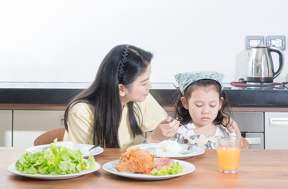 8 Cara Jitu Menghadapi Anak Susah Makan, Bunda Wajib Perhatikan 8 Cara Jitu Menghadapi Anak Susah Makan, Bunda Wajib Perhatikan
