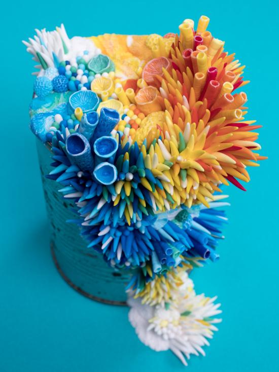 Stephanie Kilgast arte esculturas discarded objects lixo tomados pela natureza coloridos surreais hiper realistas