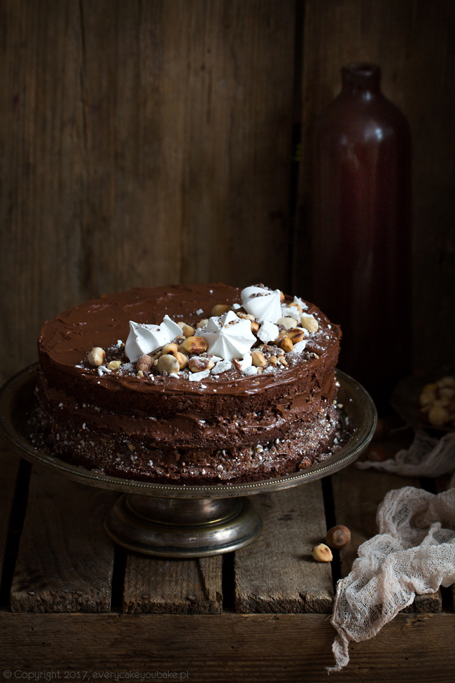 tort czekoladowo orzechowy z chrupiącym "piaskiem" orzechowym i bezami
