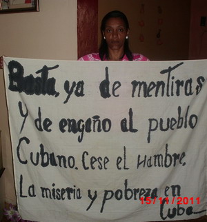 http://4.bp.blogspot.com/-TzsDY-IS5IU/TtbcjinTHwI/AAAAAAAADEk/YfERgXchww4/s1600/0+Ivonne+Malleza+minutos+antes+de+la+protesta.jpg