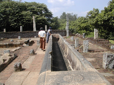 каменный желоб на развалинах храма Михинтале стоит на гранитных плитах квадратными отверстиями