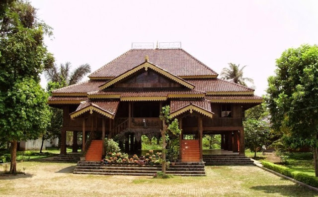 Rumah Adat Provinsi Lampung ( Nowou Sesat )