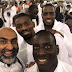Foto pemain arsenal Abou Diaby, pemain Chelsea Demba Ba sedang naik Haji