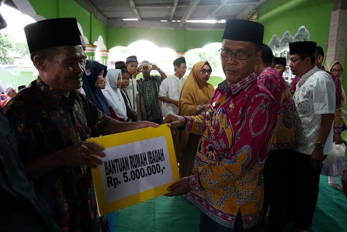 Pemkab Lampung Selatan Dalam Safari Ramadhan Di Ketapang Beri Santunan Ke 50 Anak Yatim.