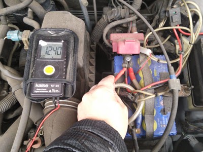充電終了後直後かろうじて12.4V出ています。 …まだ使えるかな? ファンカーゴ パナソニックカオスバテリー 充電数日後の様子。何となくダメな様な気もするし、行けるような気もするし、サルフェーション除去されたのか目で見えたら一番いいのですけれど