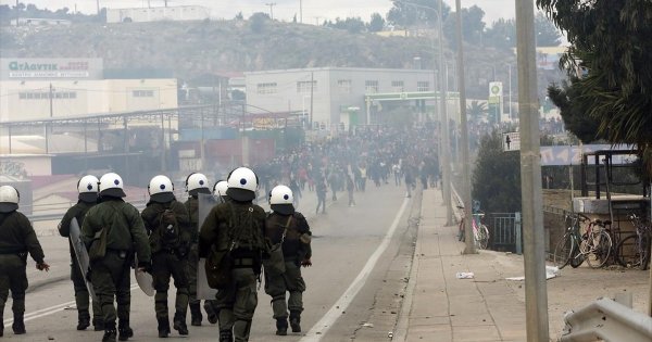 Σφοδρή επίθεση των δυνάμεων ασφαλείας διέλυσε τους Αφγανούς - Απέτρεψε τα χειρότερα στην πόλη της Μυτιλήνης Σφοδρή επίθεση των δυνάμεων ασφαλείας διέλυσε τους Αφγανούς - Απέτρεψε τα χειρότερα στην πόλη της Μυτιλήνης