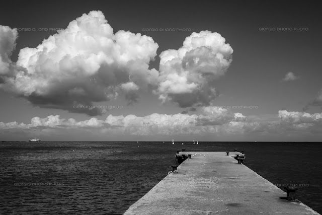 Foto Ischia, piazzale delle alghe, pontile Ischia Ponte, nuvole, Isschia in bianco e nero, Canon Eos M3, 