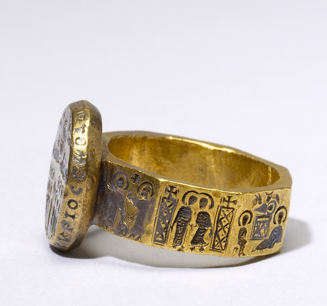 Σπάνιο οκταγωνικό βυζαντινό δαχτυλίδι γάμου με σκηνές από το βίο του Ιησού Χριστού  και με την Ανάληψη στο κέντρο. Υλικά: χρυσός και νιέλο. 6ος αιώνας.