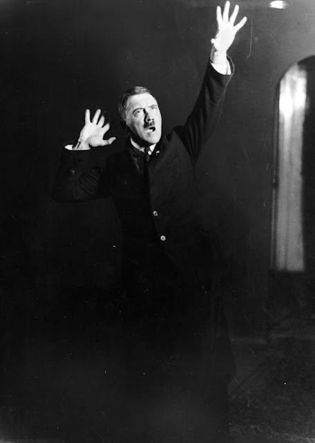 Hitler repetand discursurile-fotografie de Henrich Hoffman