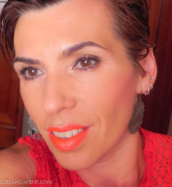 Lady Lola Danger: Maquillaje y moda 04 plano frontal 02