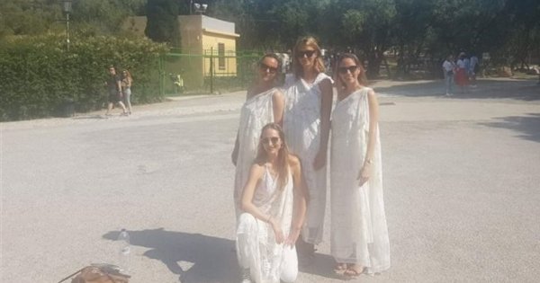 Αρχαιοφύλακες απαγόρευσαν την είσοδο στην Ακρόπολη σε τουρίστες επειδή φορούσαν αρχαιοελληνική ενδυμασία! Αρχαιοφύλακες απαγόρευσαν την είσοδο στην Ακρόπολη σε τουρίστες επειδή φορούσαν αρχαιοελληνική ενδυμασία!